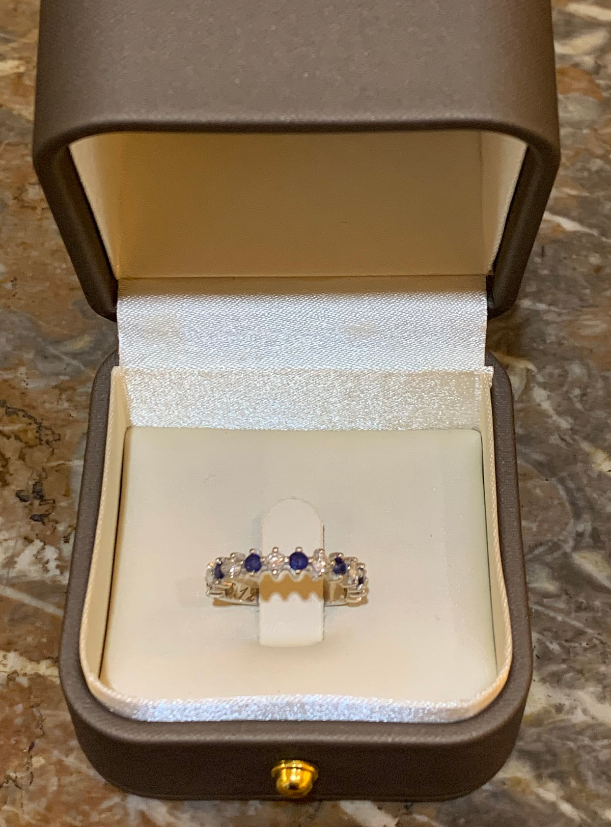 Bague Alliance en or blanc, saphirs et diamants