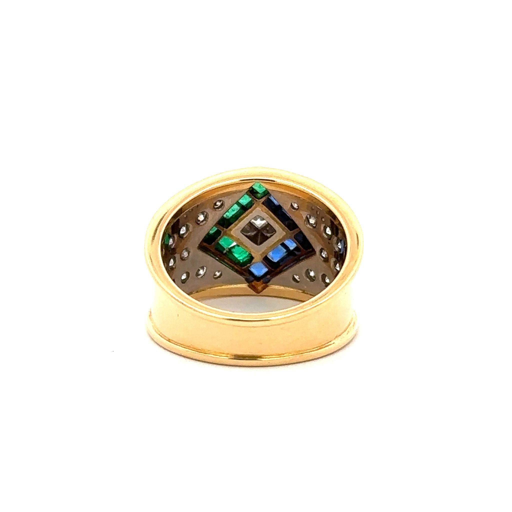 Bague en or blanc, or jaune, saphirs, émeraudes et diamants
