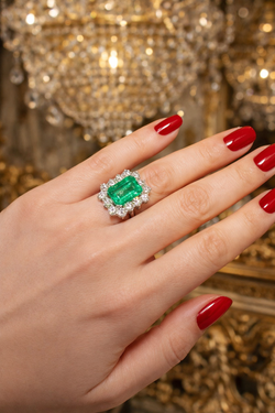 Bague Entourage en or blanc, émeraude et diamants