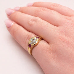 Bague en or jaune, rubis et diamants