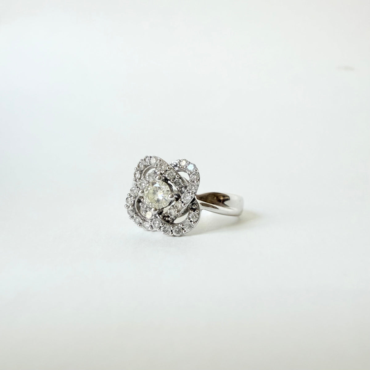 Bague en or blanc et diamants