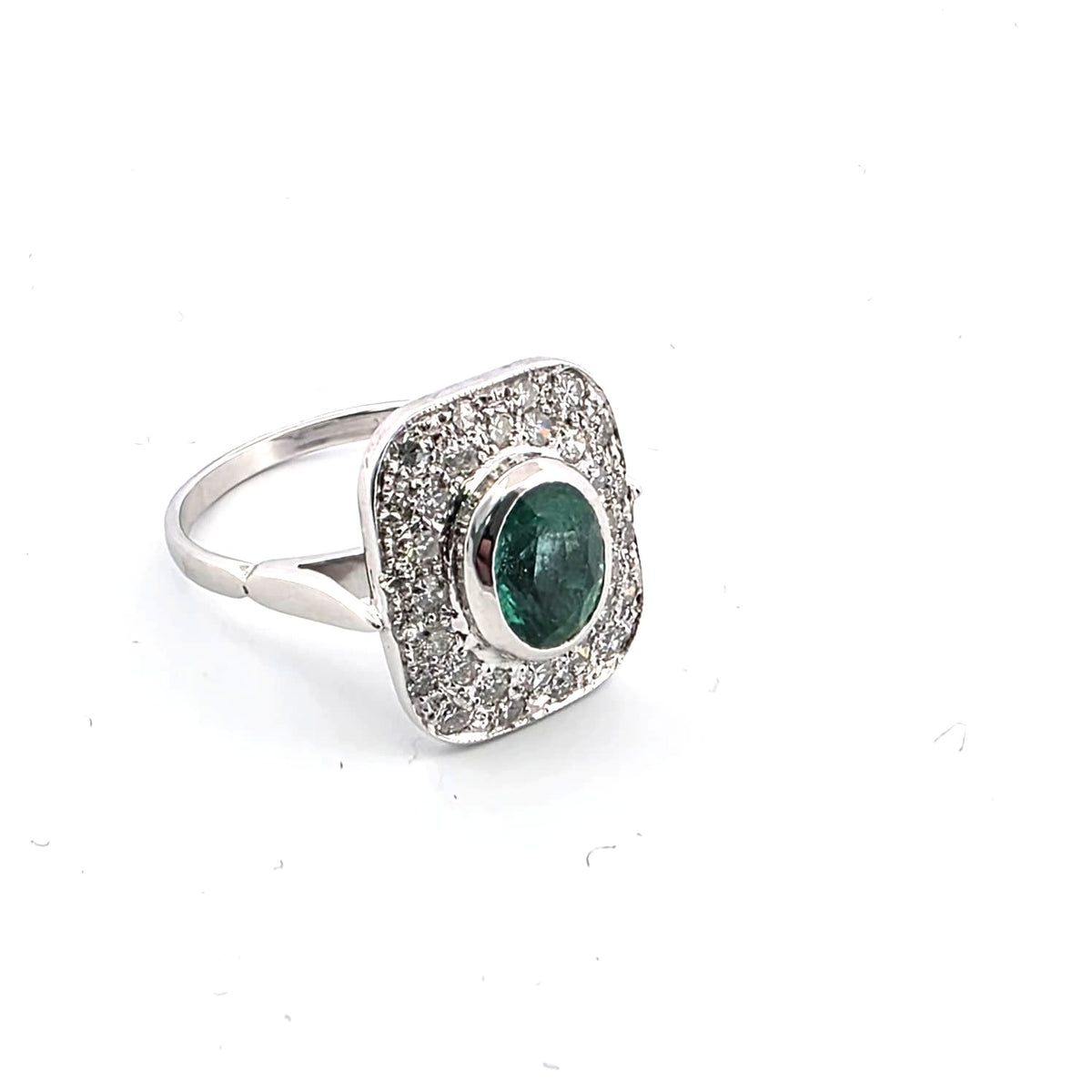 Bague Entourage en or blanc, émeraude et diamants
