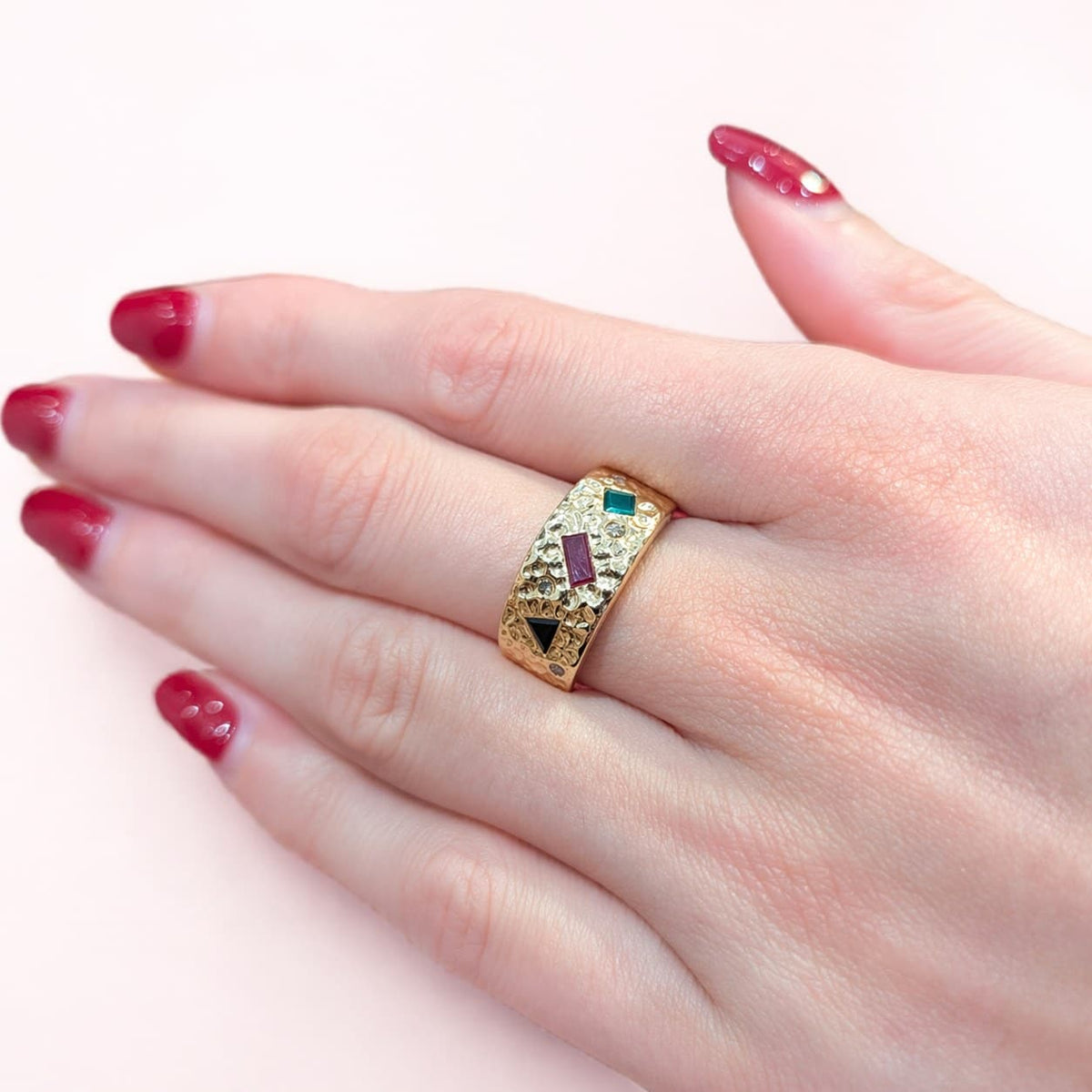 Bague Bandeau en or jaune, rubis, émeraude, saphir et diamants
