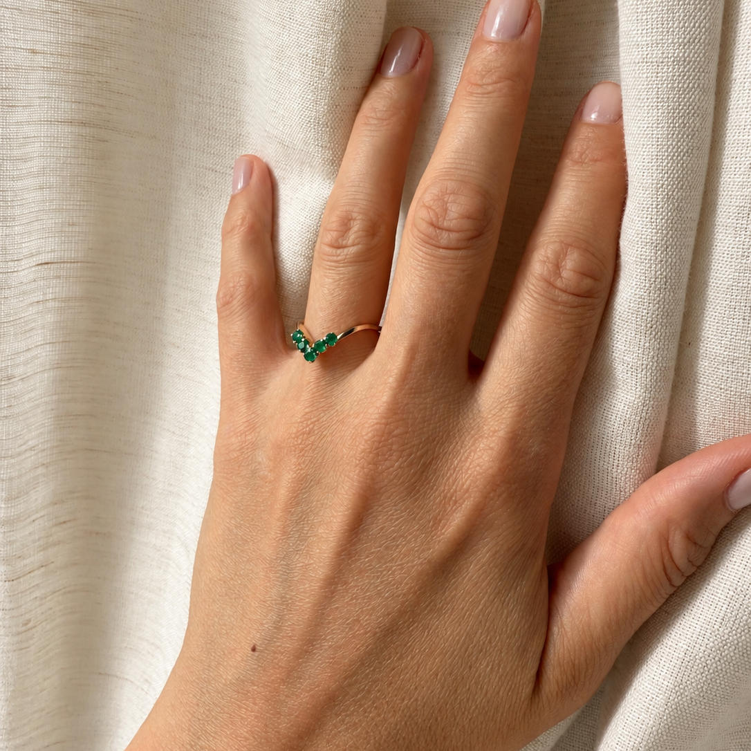 Bague Alliance en or jaune et émeraudes