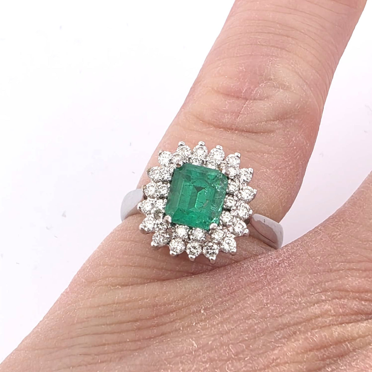 Bague Entourage en or blanc, émeraude et diamants