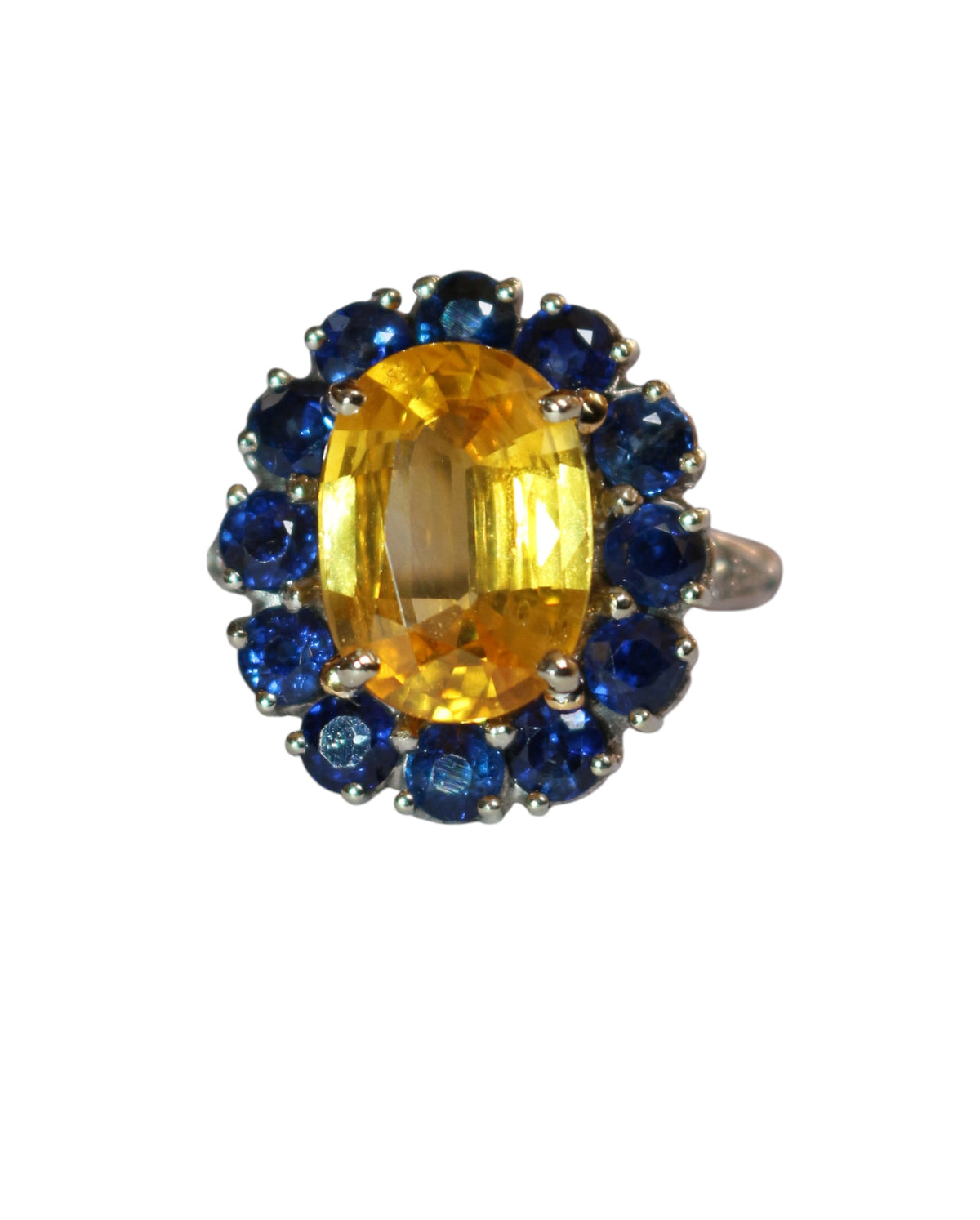 Bague Marguerite en or blanc, saphirs, et diamants