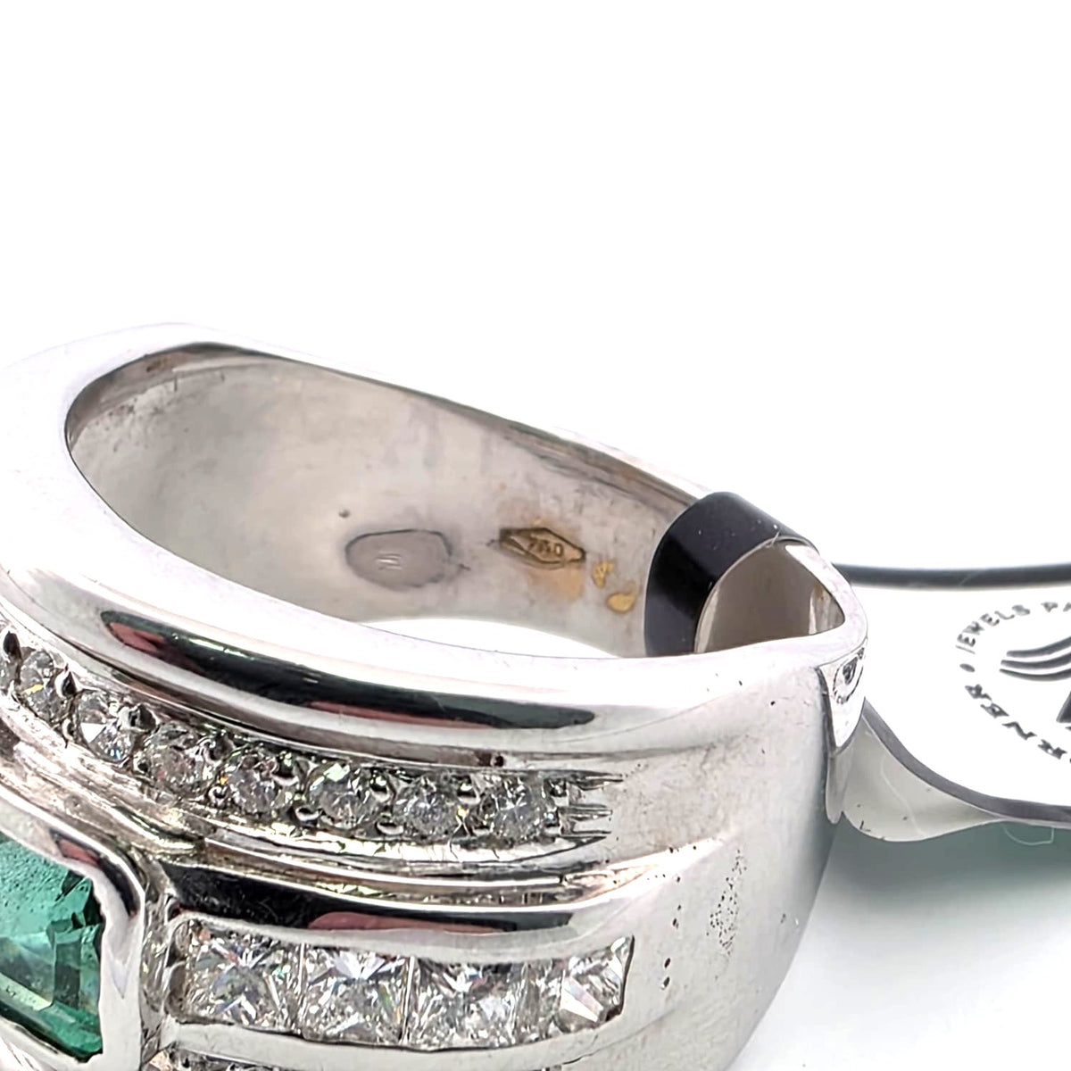 Bague en or jaune, émeraude diamants