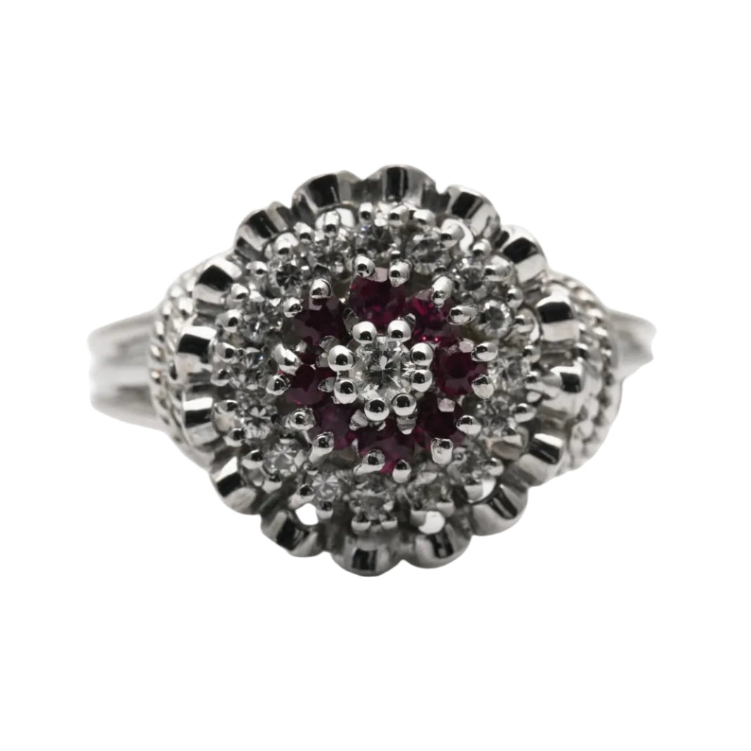 Bague Entourage en or blanc, rubis et diamants