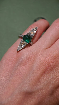 Bague Marquise en or jaune, platine, émeraude et diamants