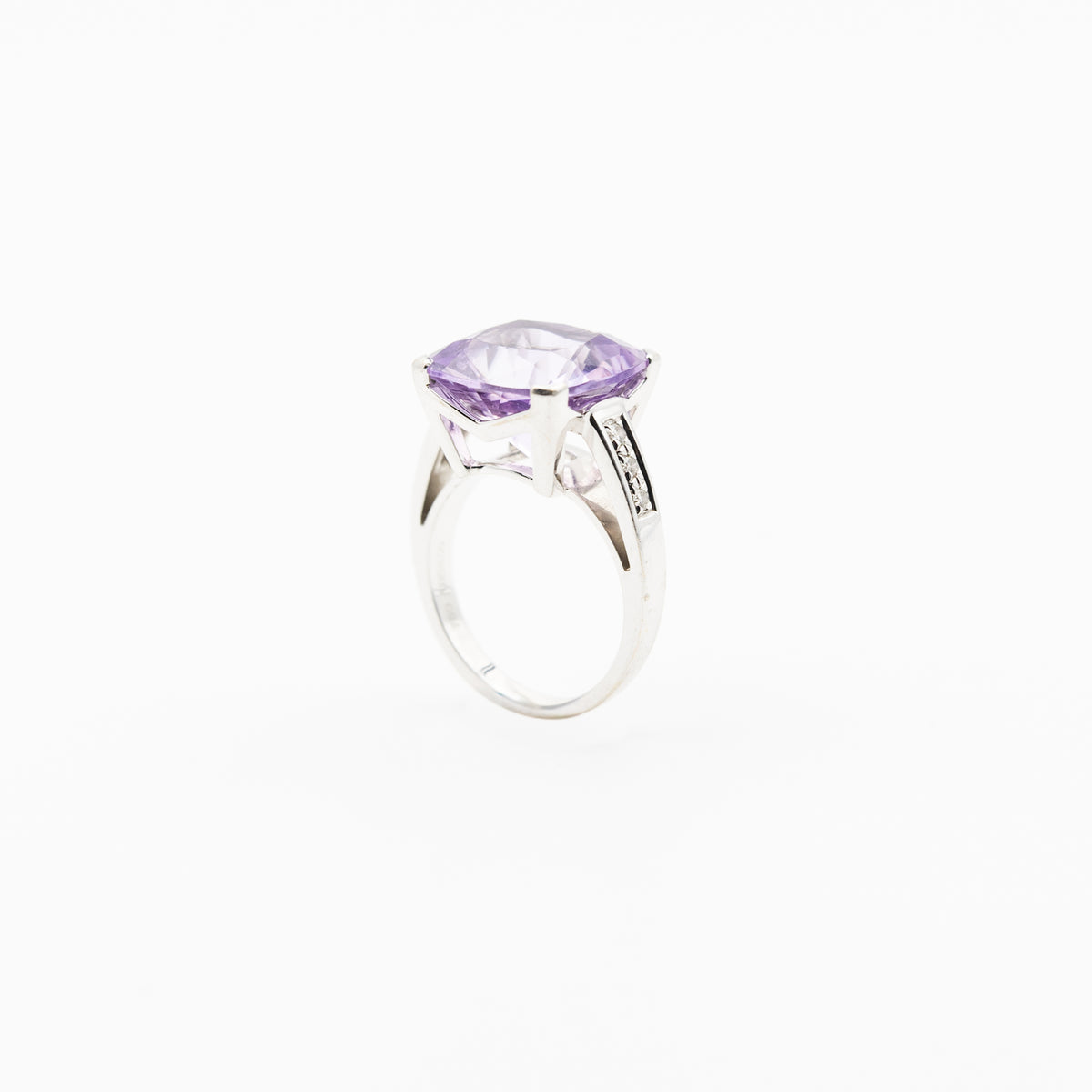 Bague Solitaire MAUBOUSSIN Gueule d'amour en or blanc, améthyste et diamants