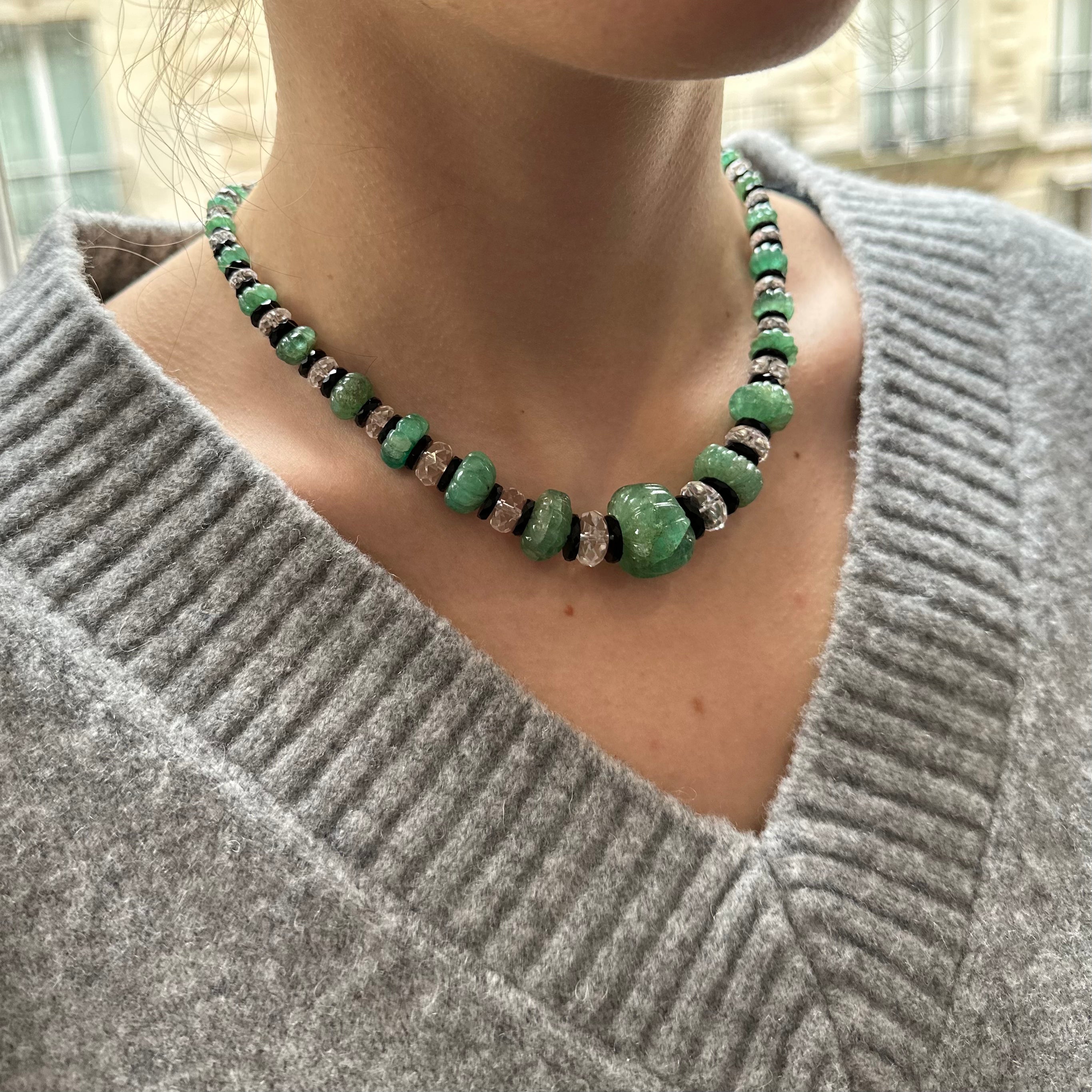 Collier BOUCHERON en platine, émeraudes, cristal de roche, onyx et diamants