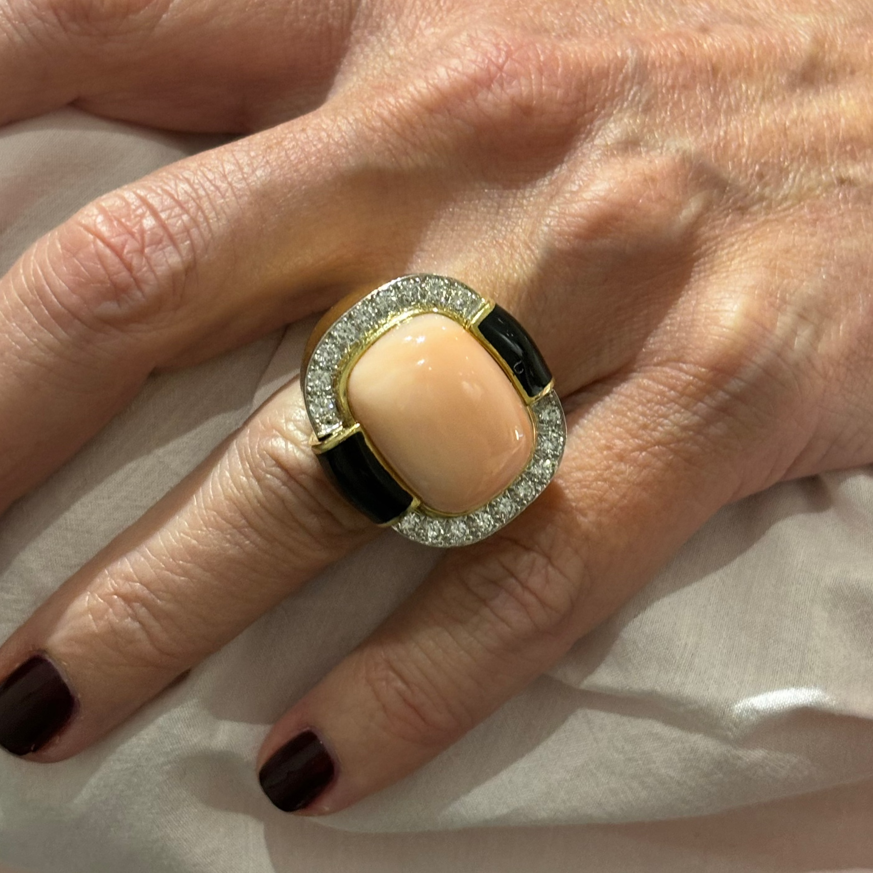 Bague Cocktail DAVID WEBB en or jaune, corail, onyx et diamants