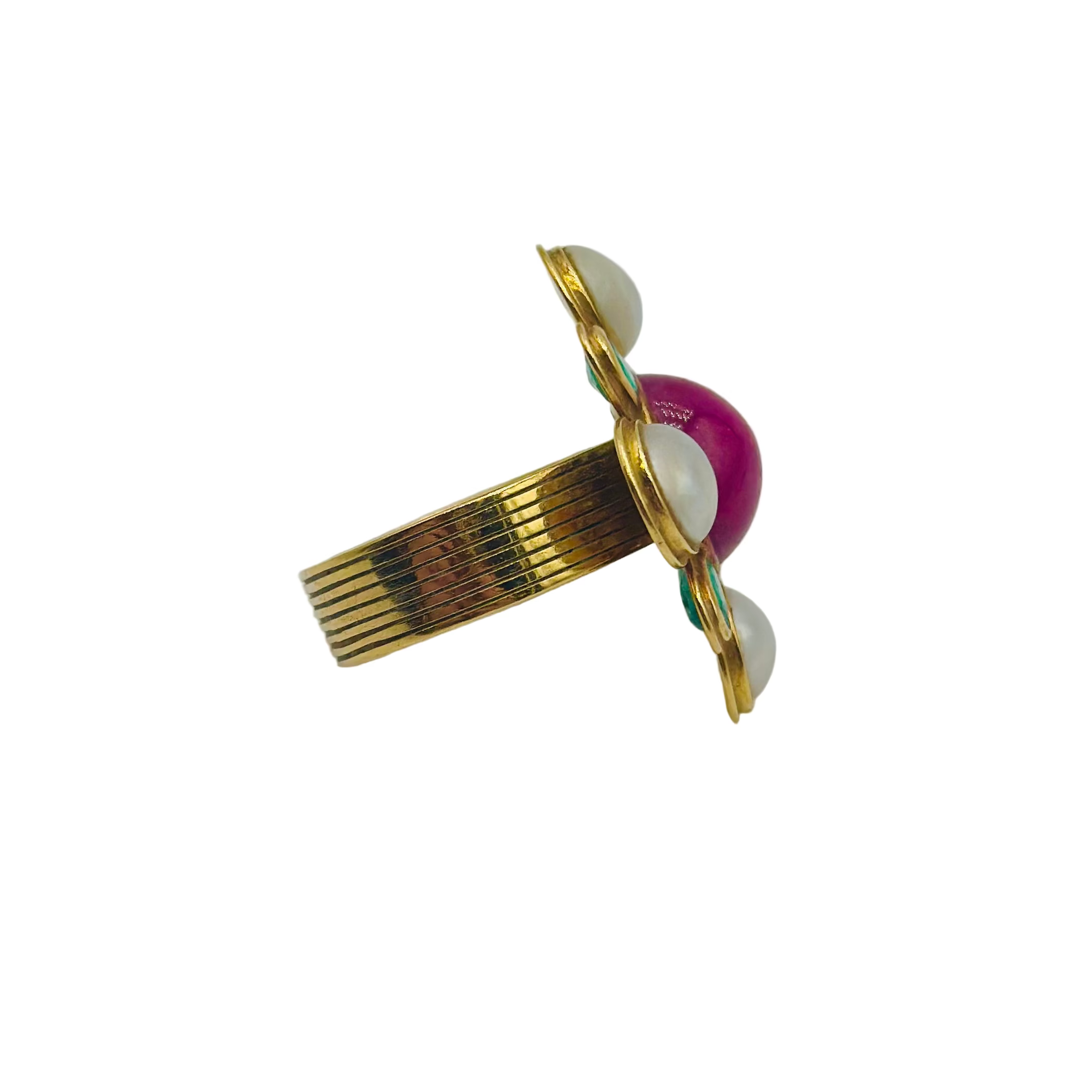 Bague Cocktail en or jaune, rubis, perles et émeraudes