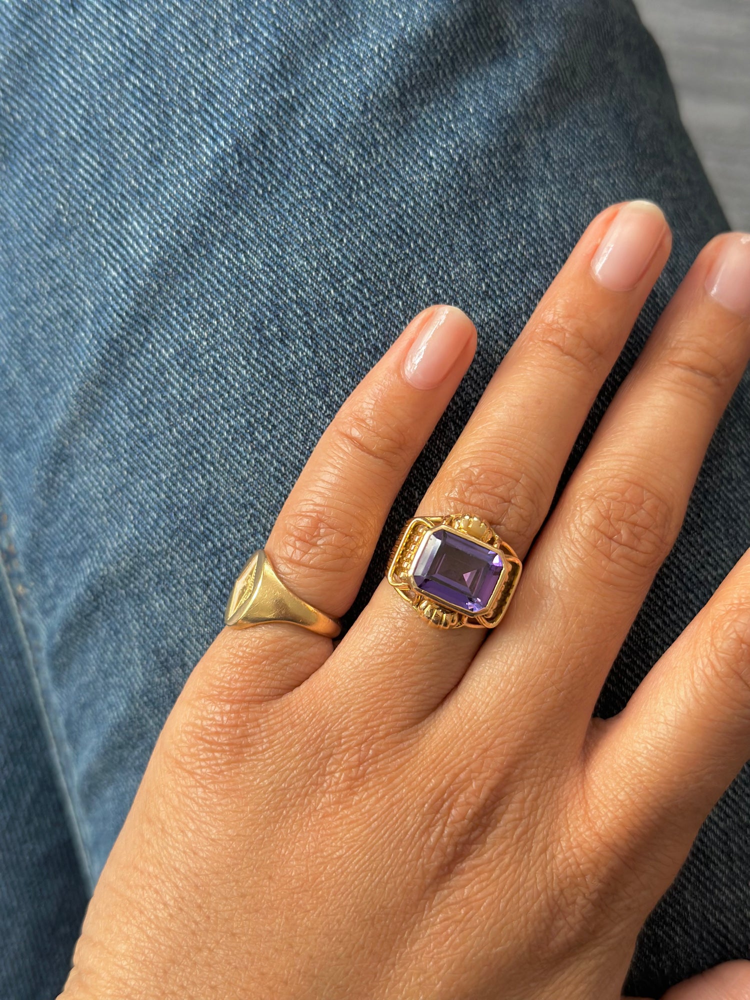 Bague Chevalière en or jaune et améthyste