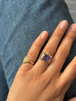 Bague Chevalière en or jaune et améthyste
