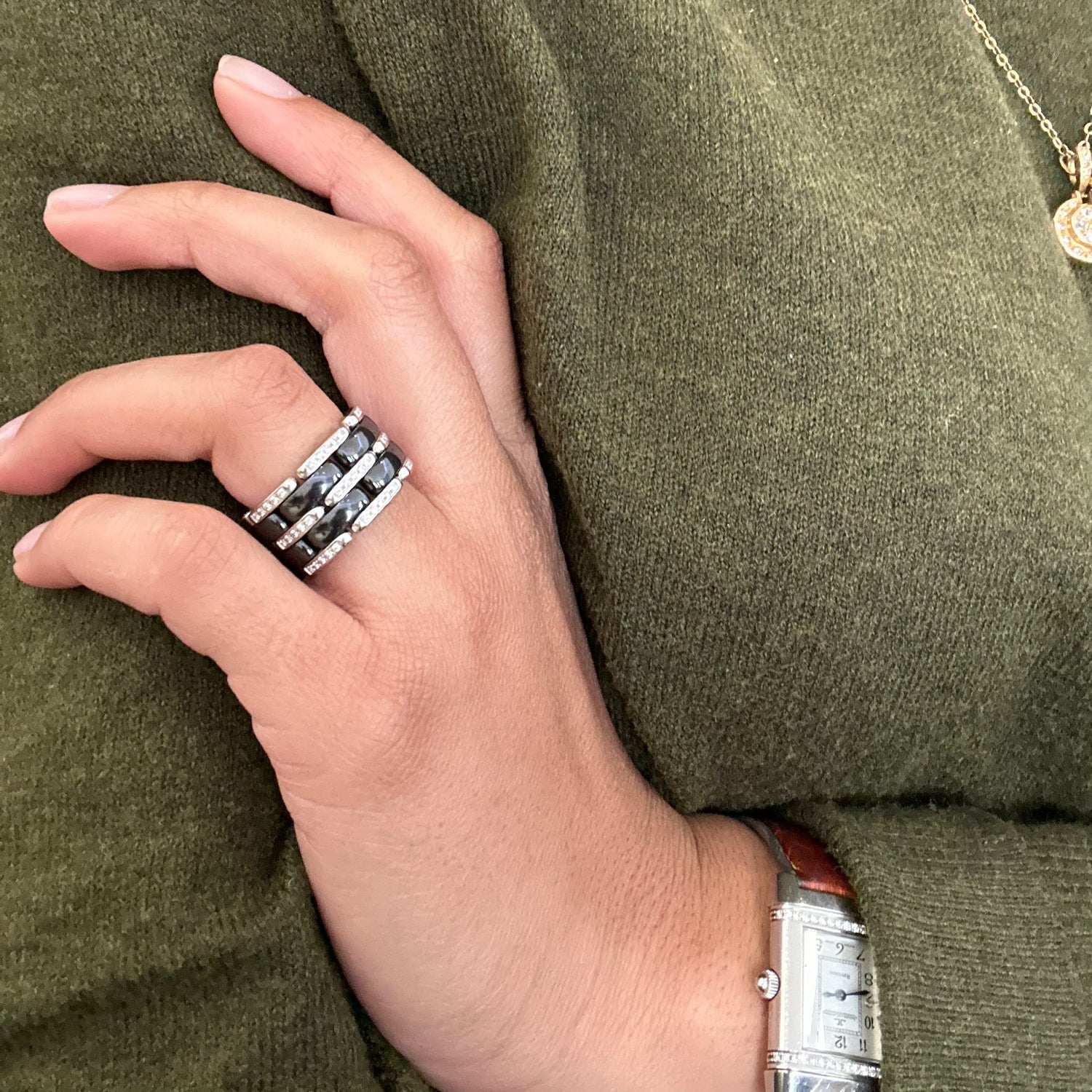 Bague Bandeau CHANEL "Ultra" en or blanc, céramique noire et diamants