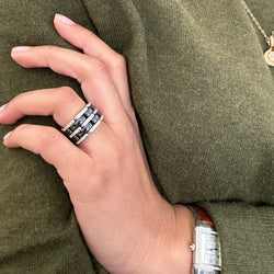 Bague Bandeau CHANEL "Ultra" en or blanc, céramique noire et diamants