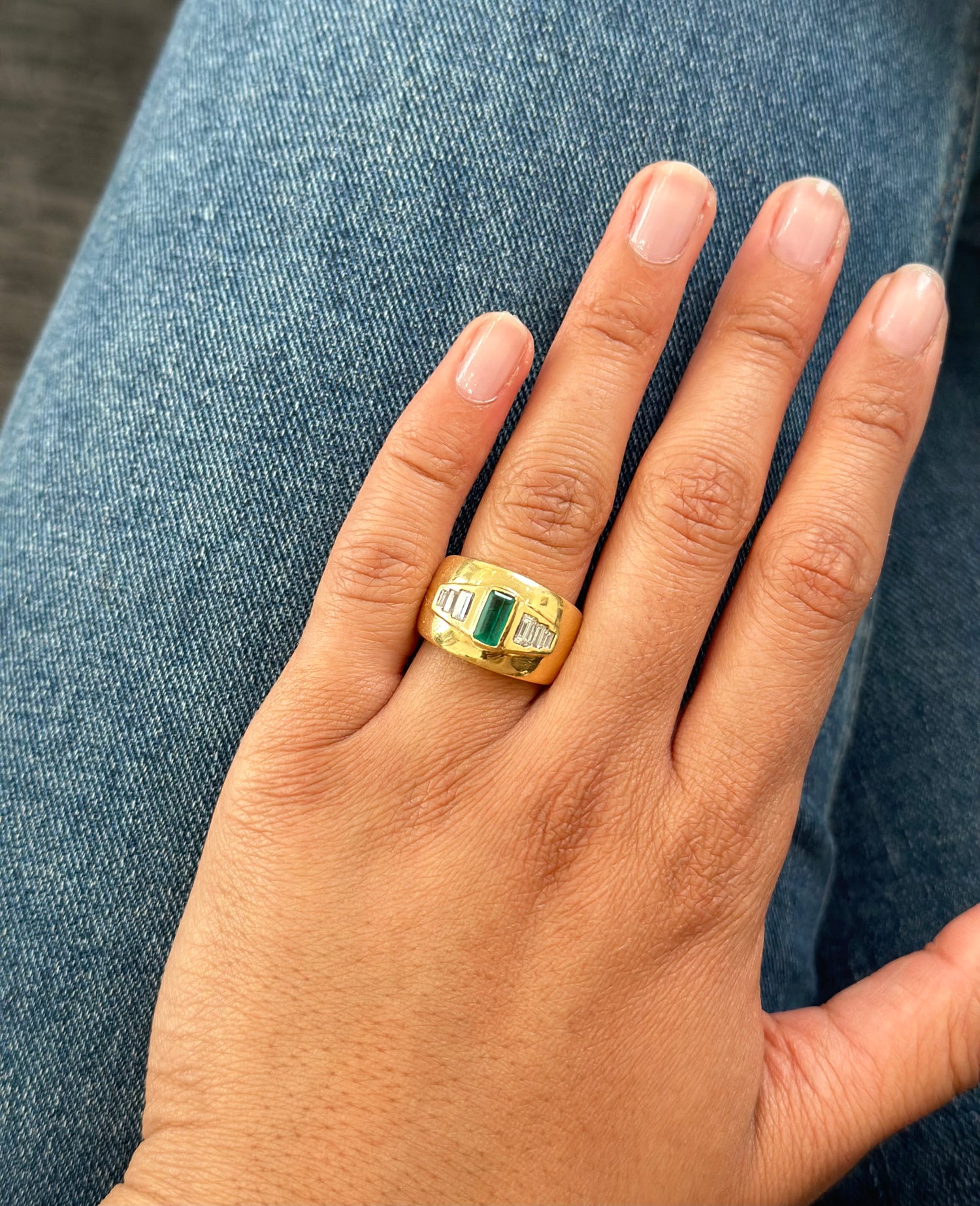 Bague Bandeau en or jaune émeraude et diamants
