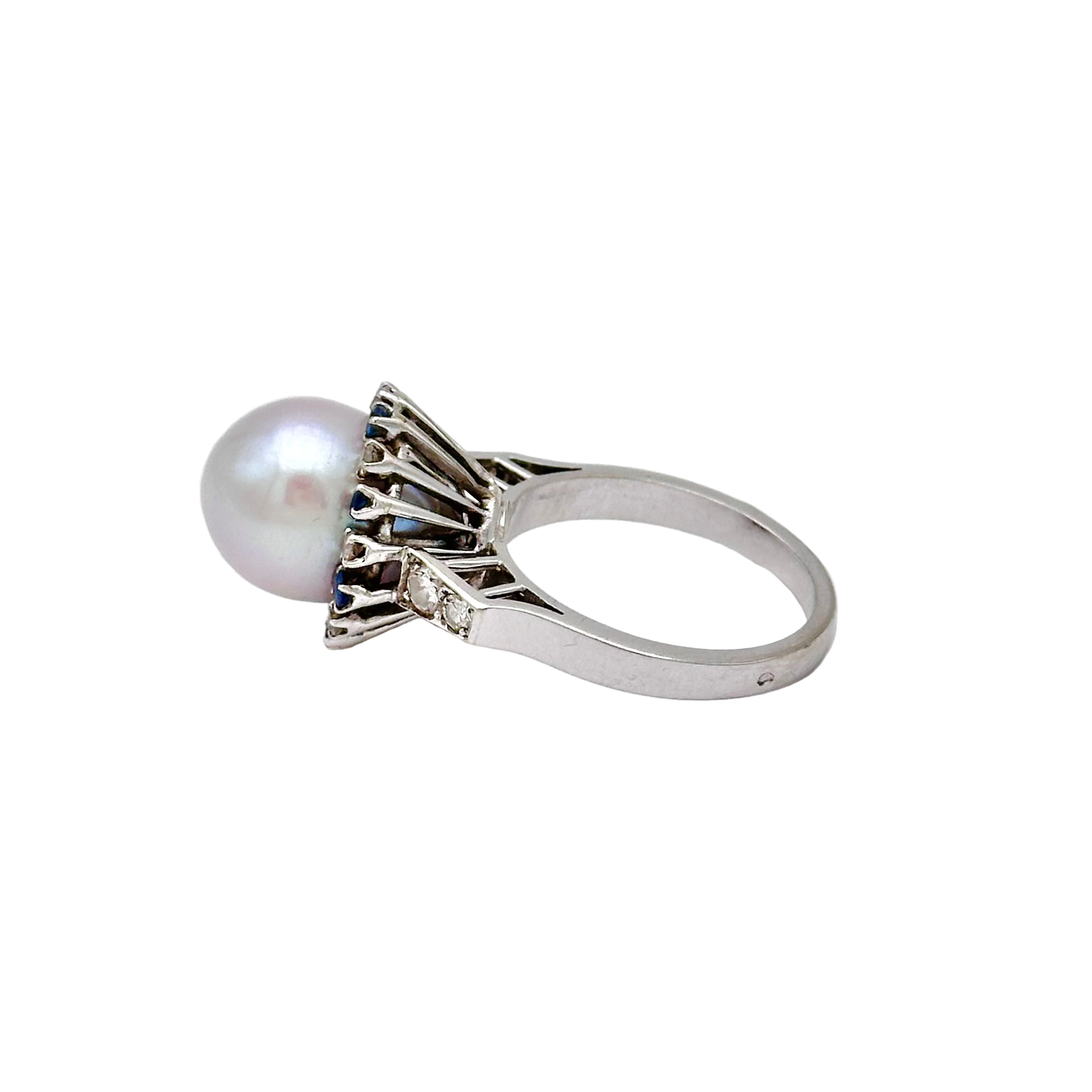 Bague Cocktail en or blanc, perle, saphirs et diamants