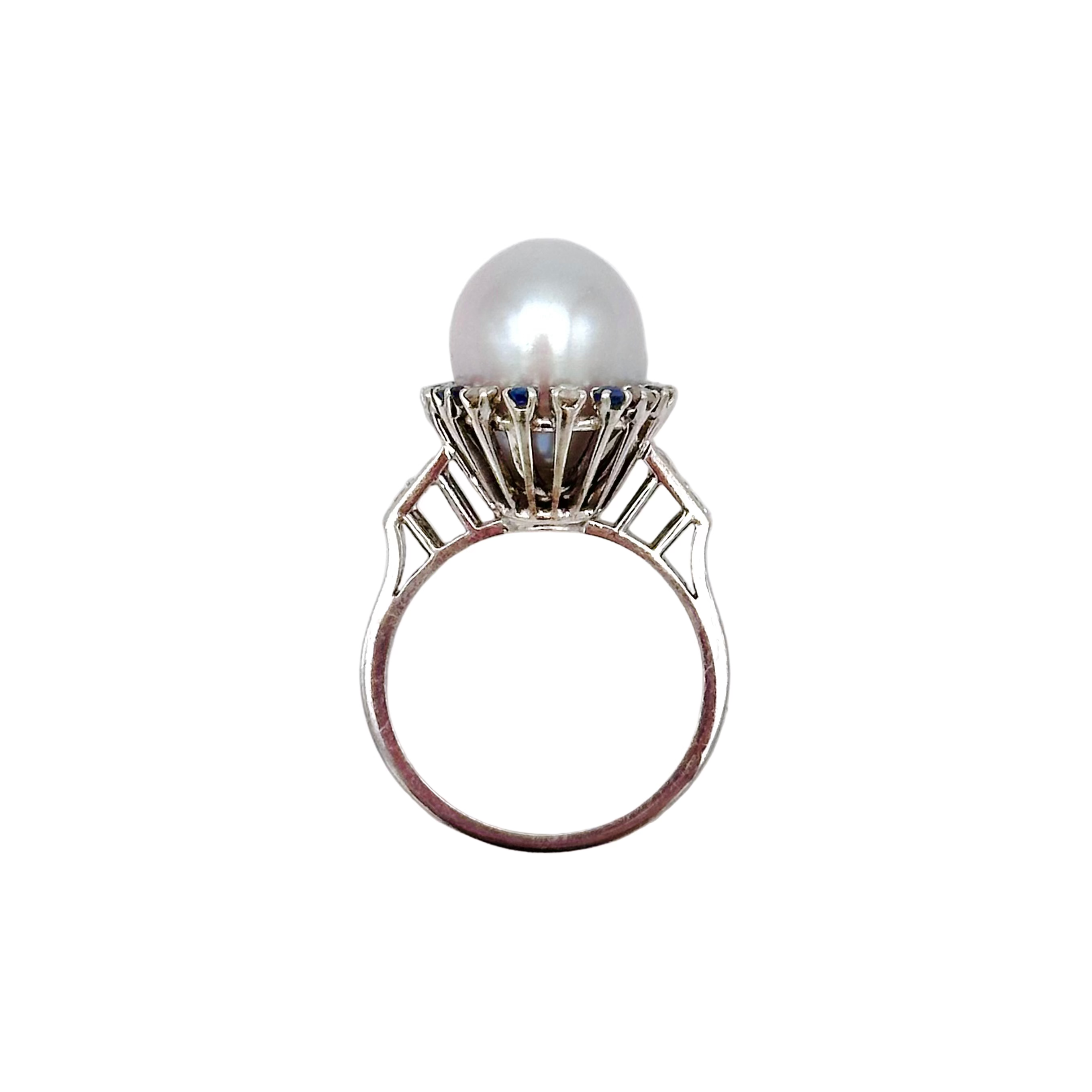 Bague Cocktail en or blanc, perle, saphirs et diamants