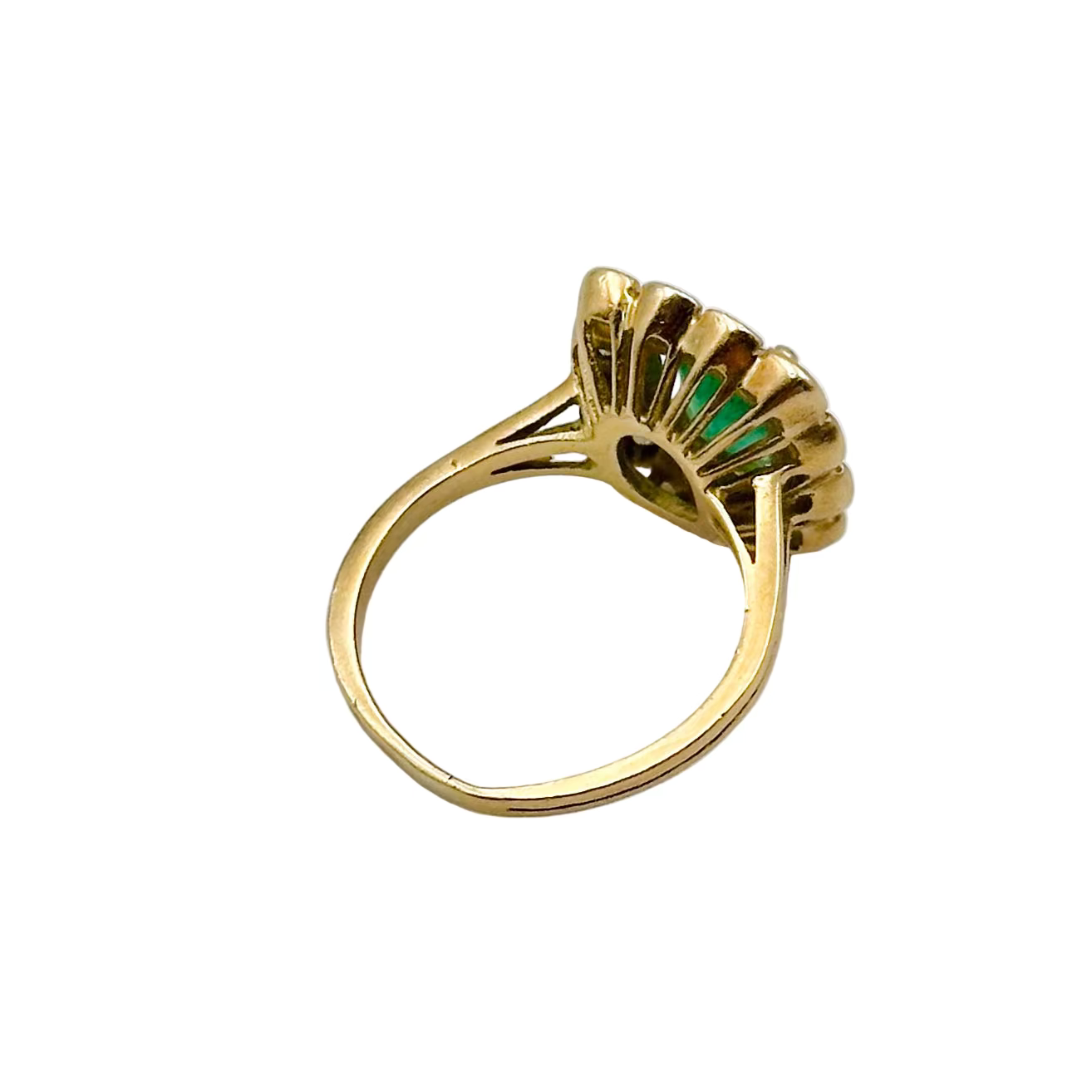 Bague Entourage en or jaune, émeraude et diamants