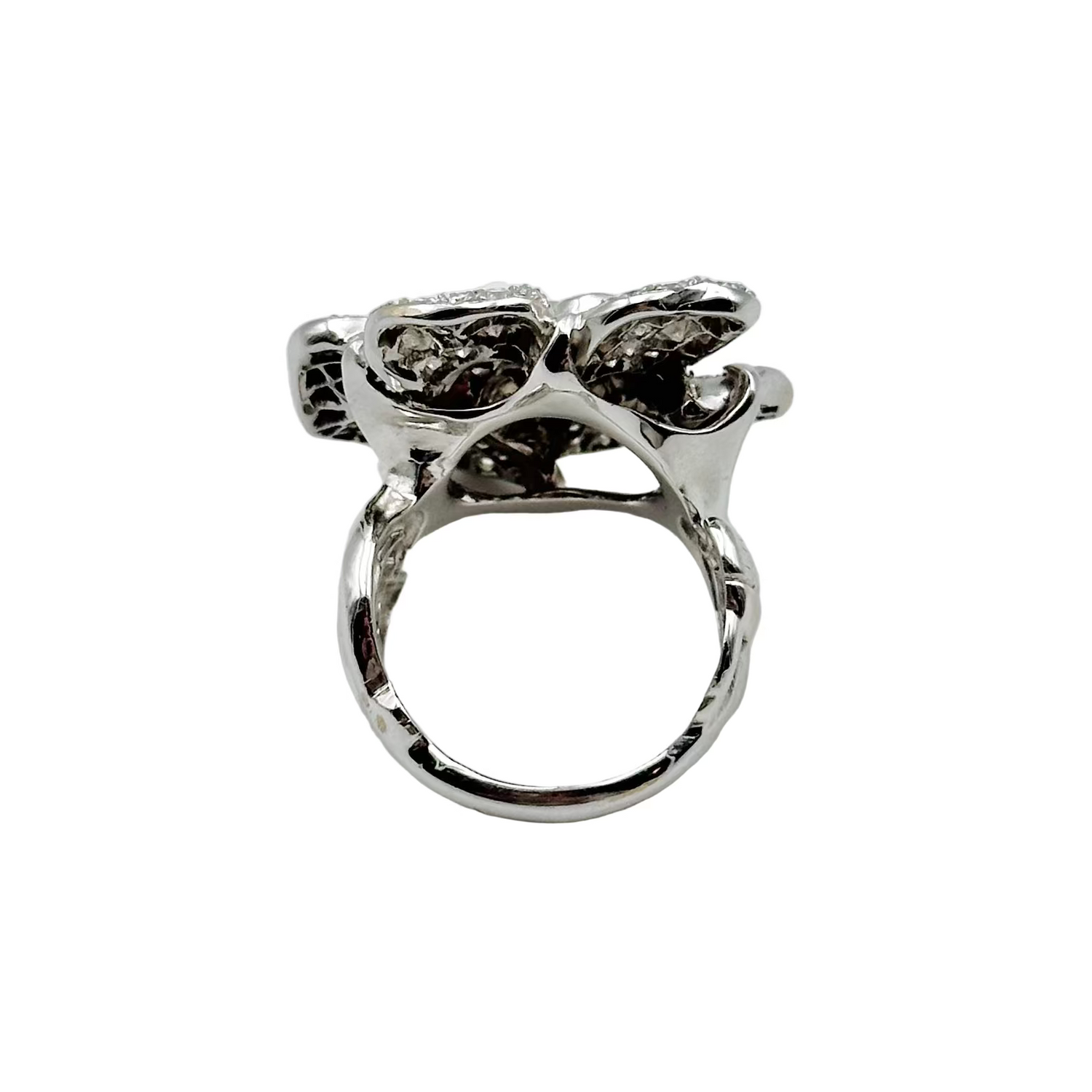 Bague Camélia en or blanc et diamants