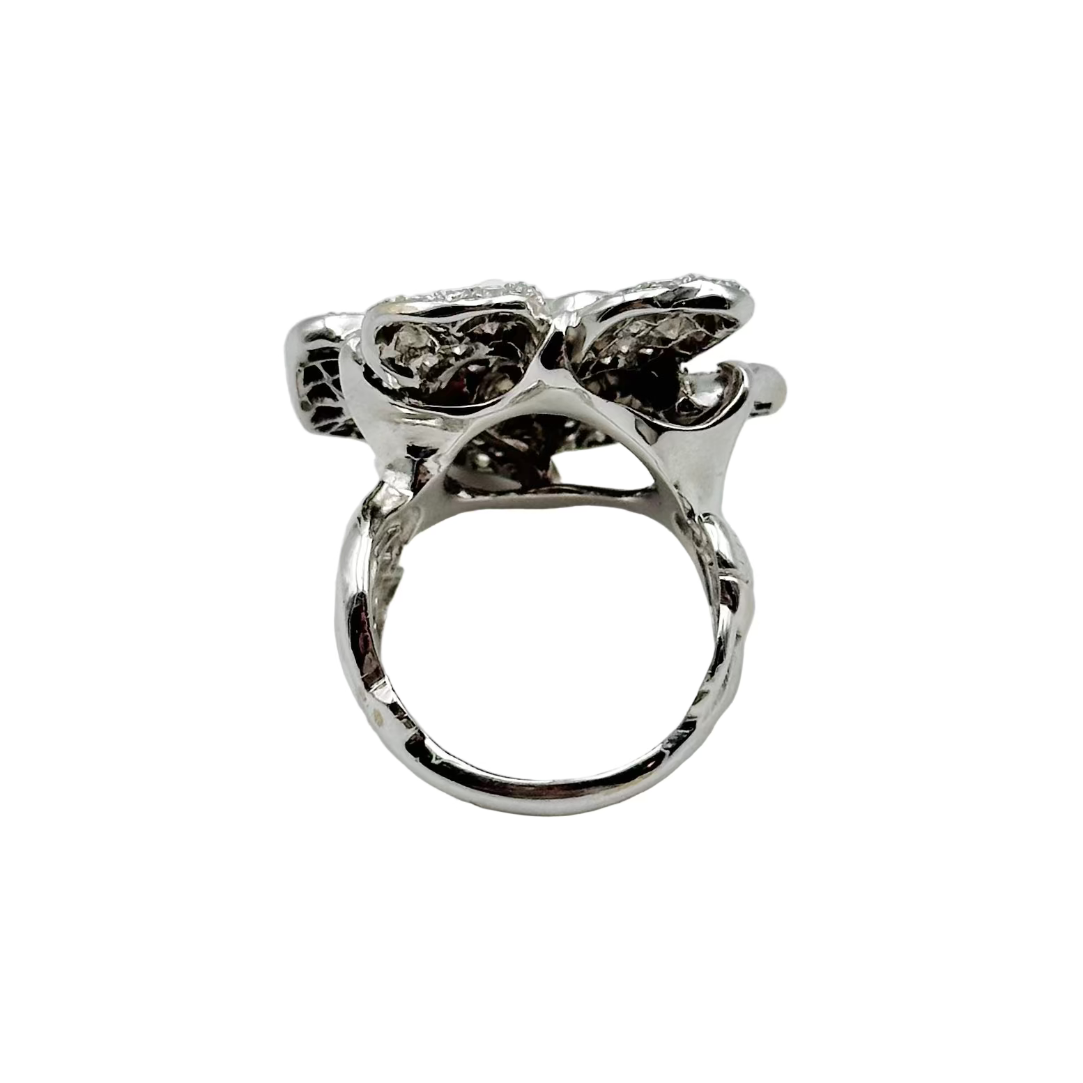 Bague Camélia en or blanc et diamants