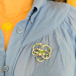 Broche en or blanc émeraude et diamants