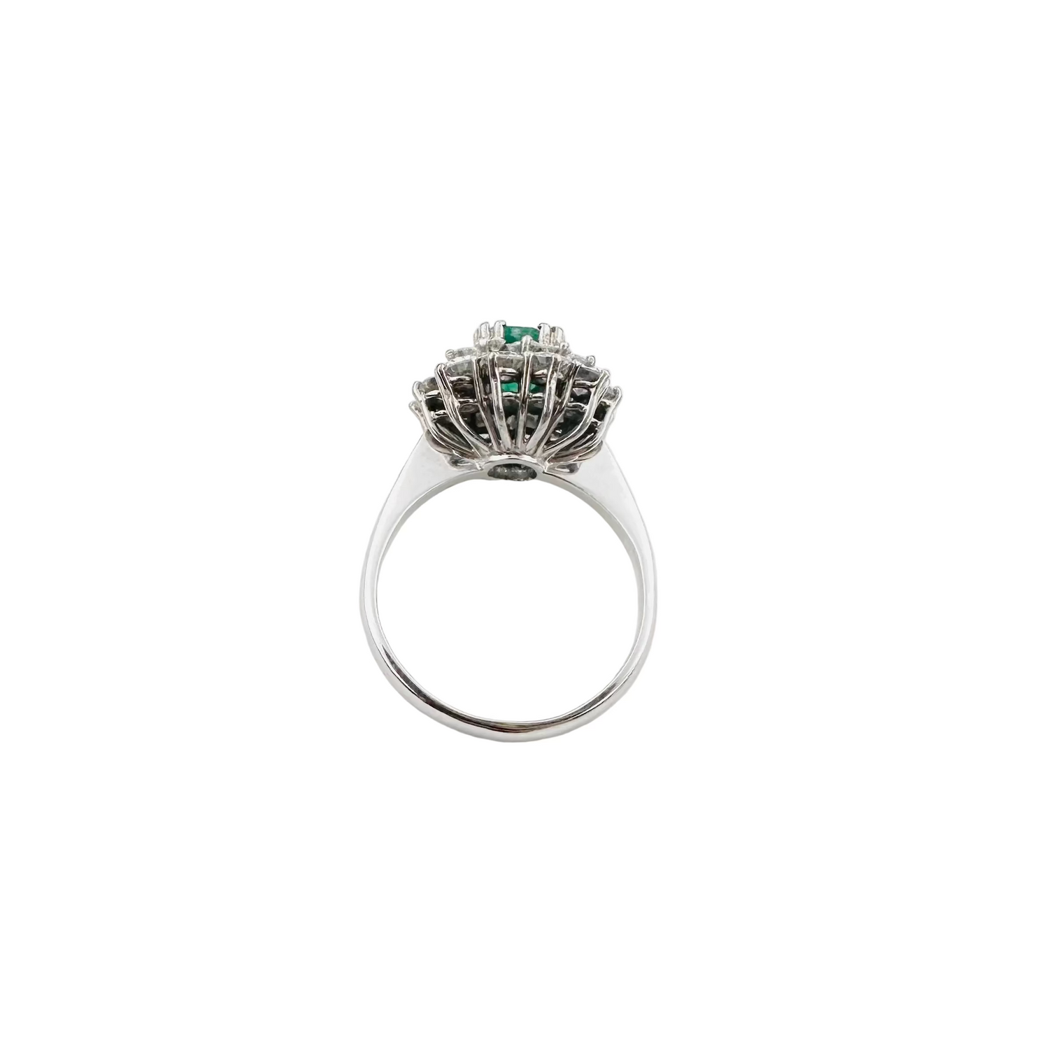 Bague Entourage en or blanc, émeraude et diamants