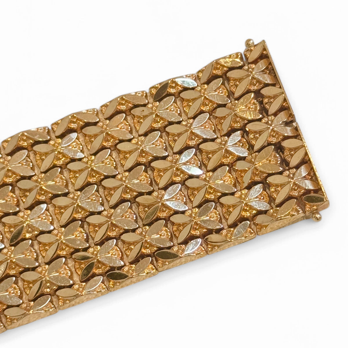 Bracelet manchette souple à maille fleurie