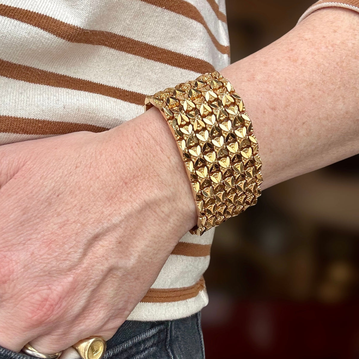 Bracelet manchette souple à maille fleurie
