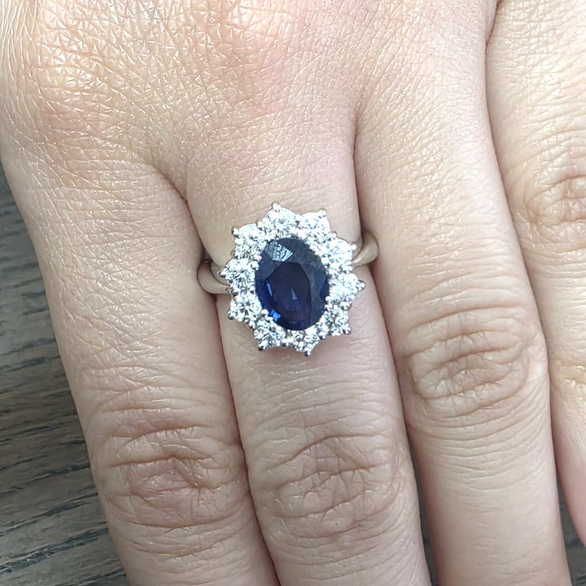Bague Marguerite en or blanc, saphir et diamants