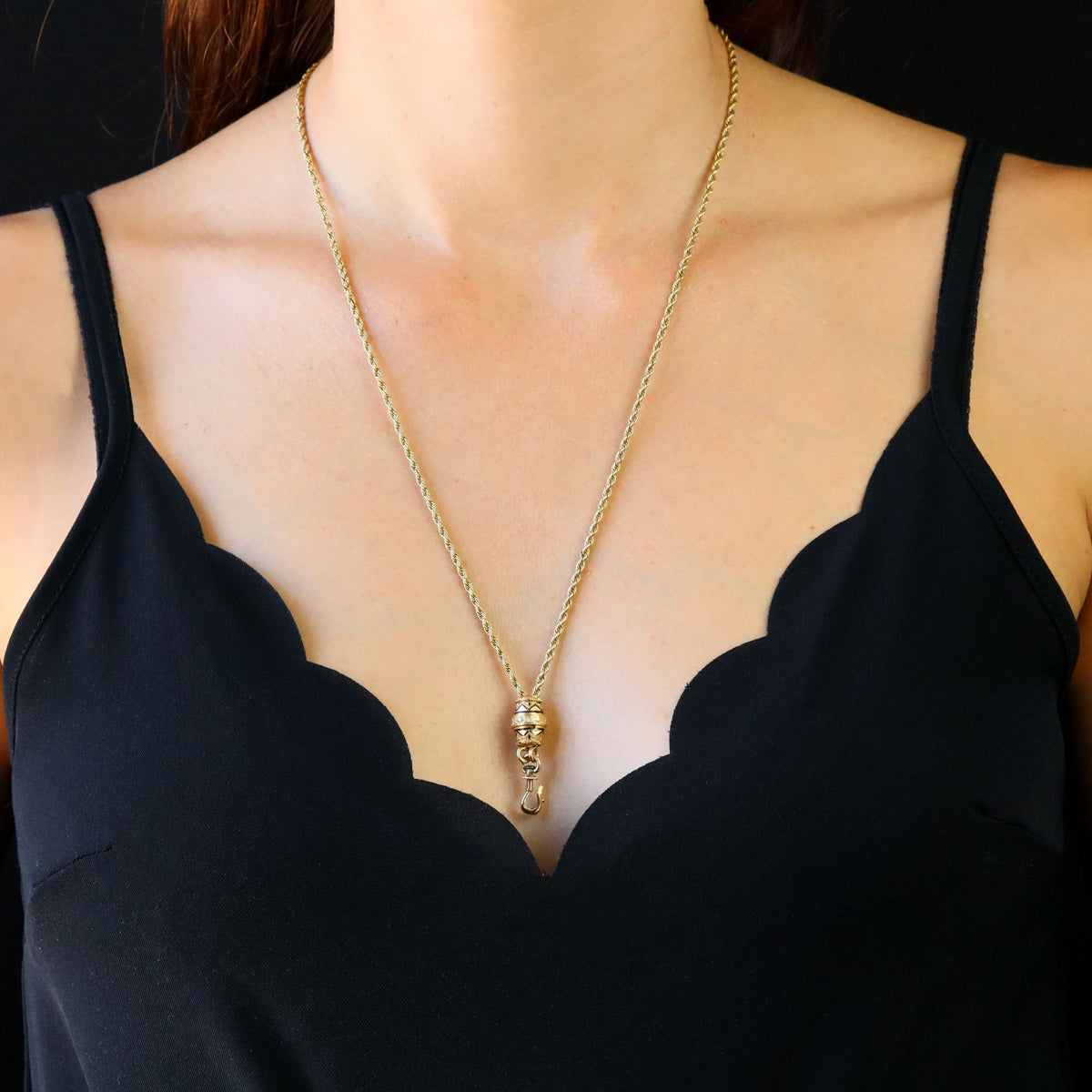 Collier en or jaune, émail et diamants