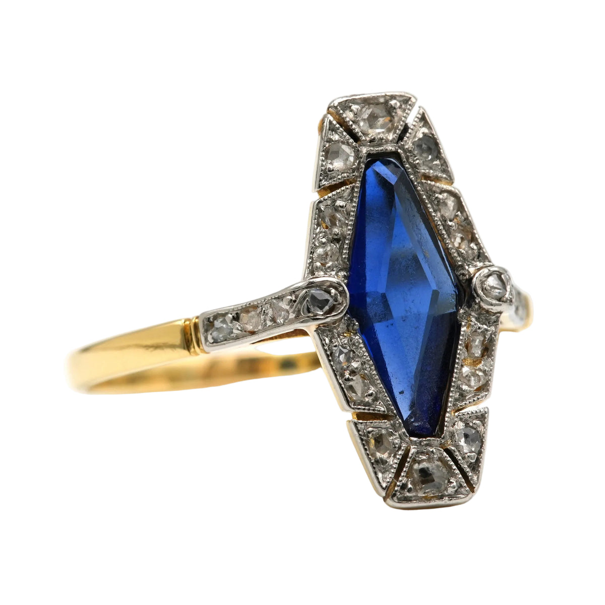 Bague Marquise en or jaune, saphir et diamants