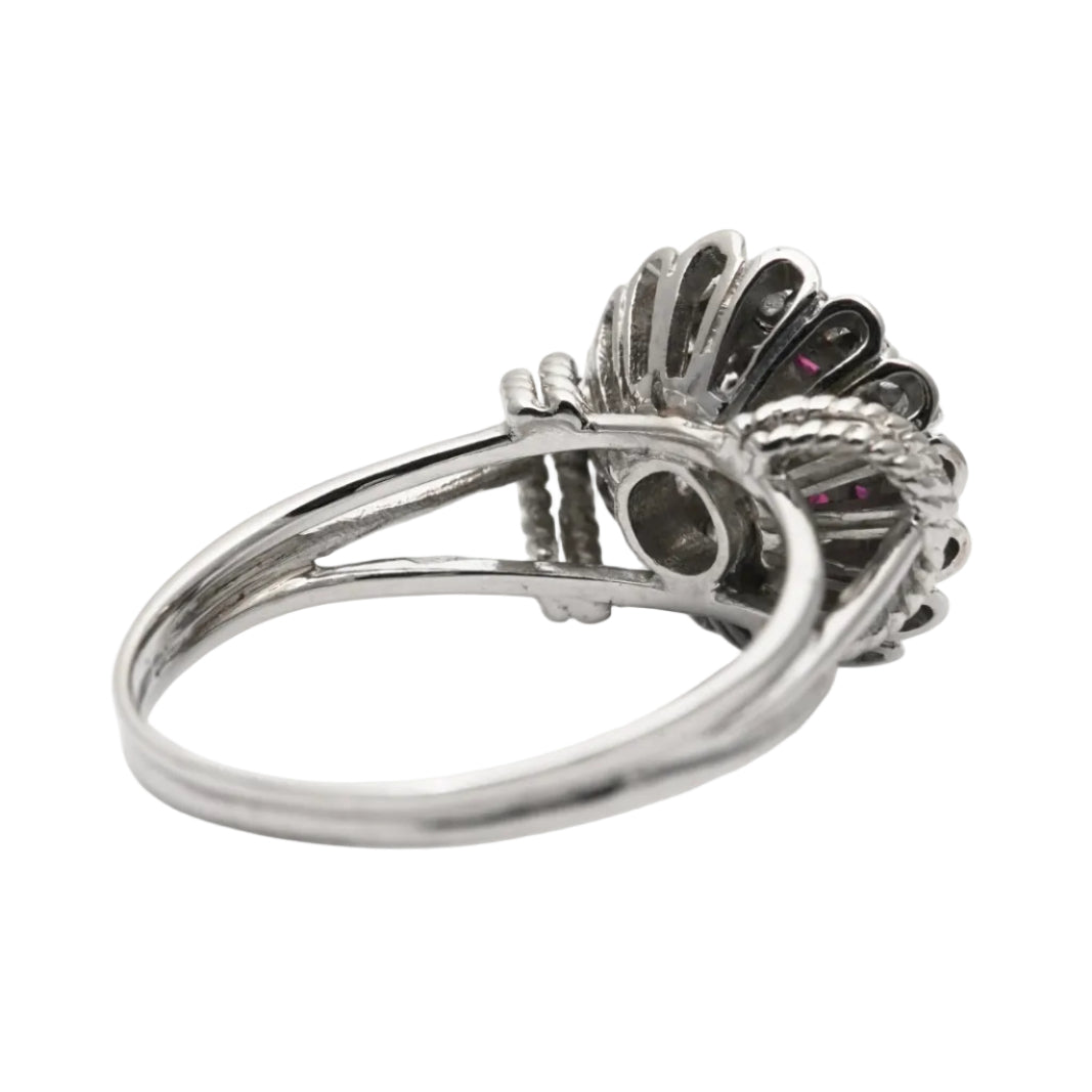 Bague Entourage en or blanc, rubis et diamants