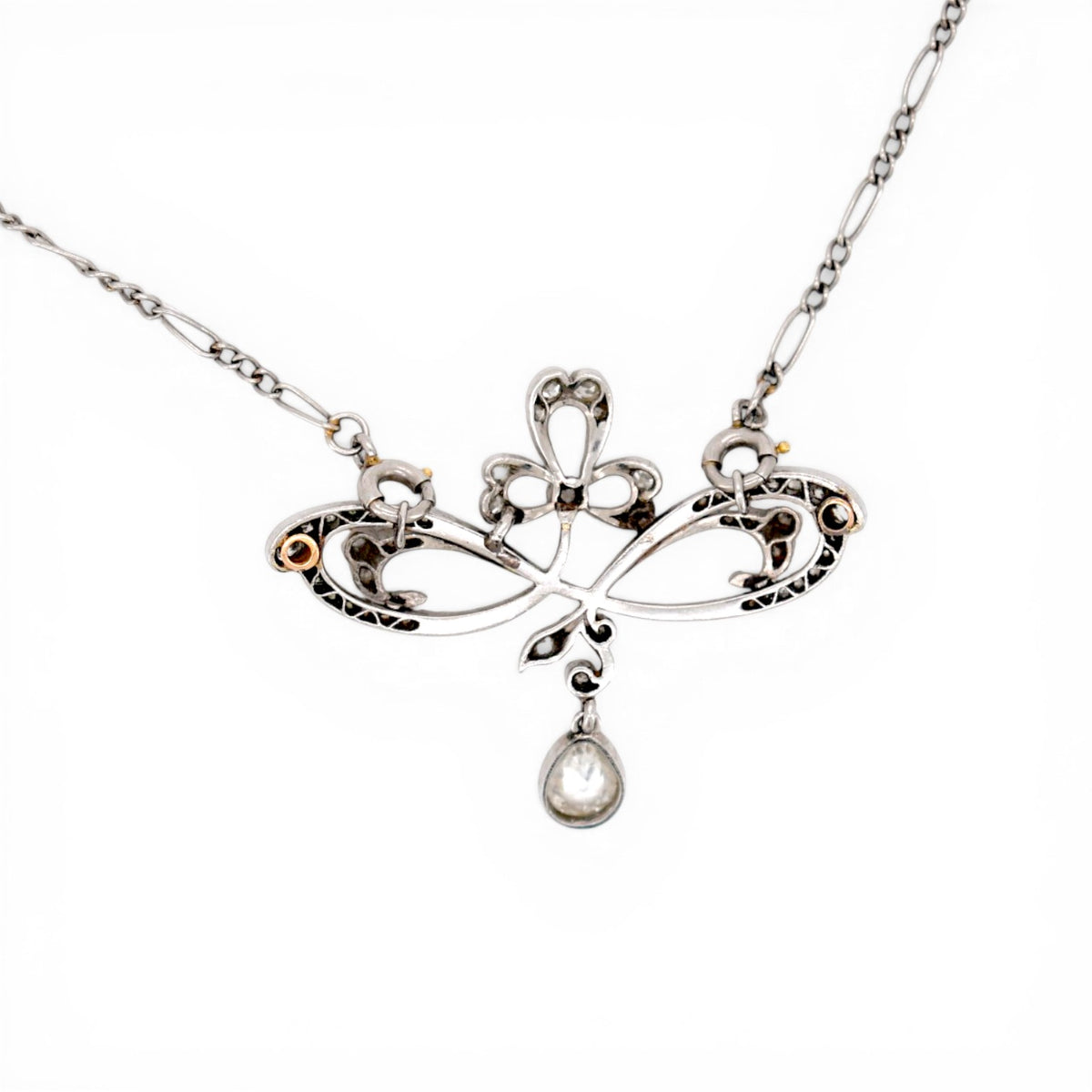 Pendentif en or jaune, corail et diamants