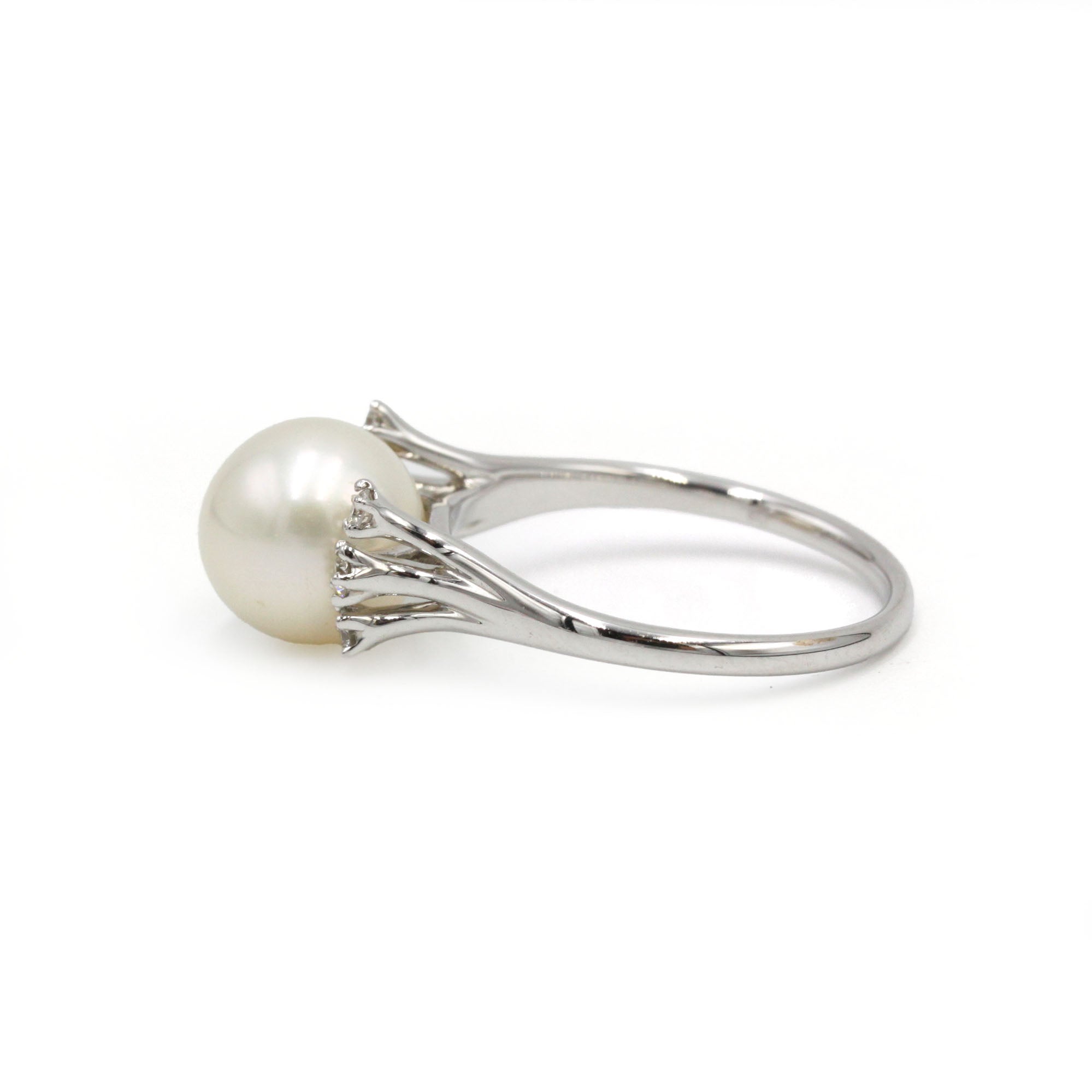 Bague en or blanc, diamants et perle