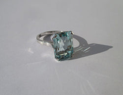 Bague Cocktail en platine et aigue-marine
