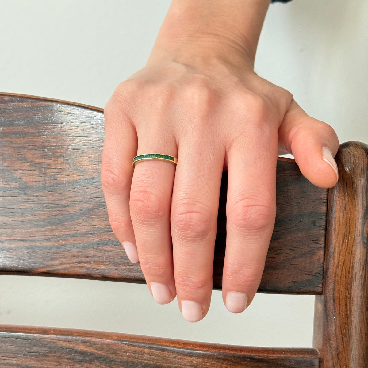Bague Alliance en or jaune et émeraudes