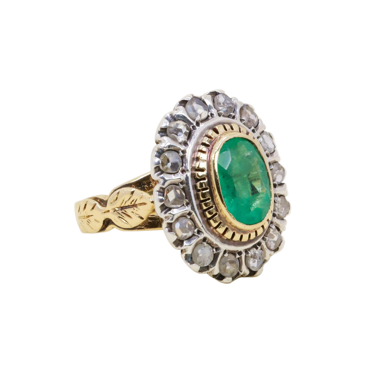 Bague Entourage en or jaune, argent, émeraude et diamants