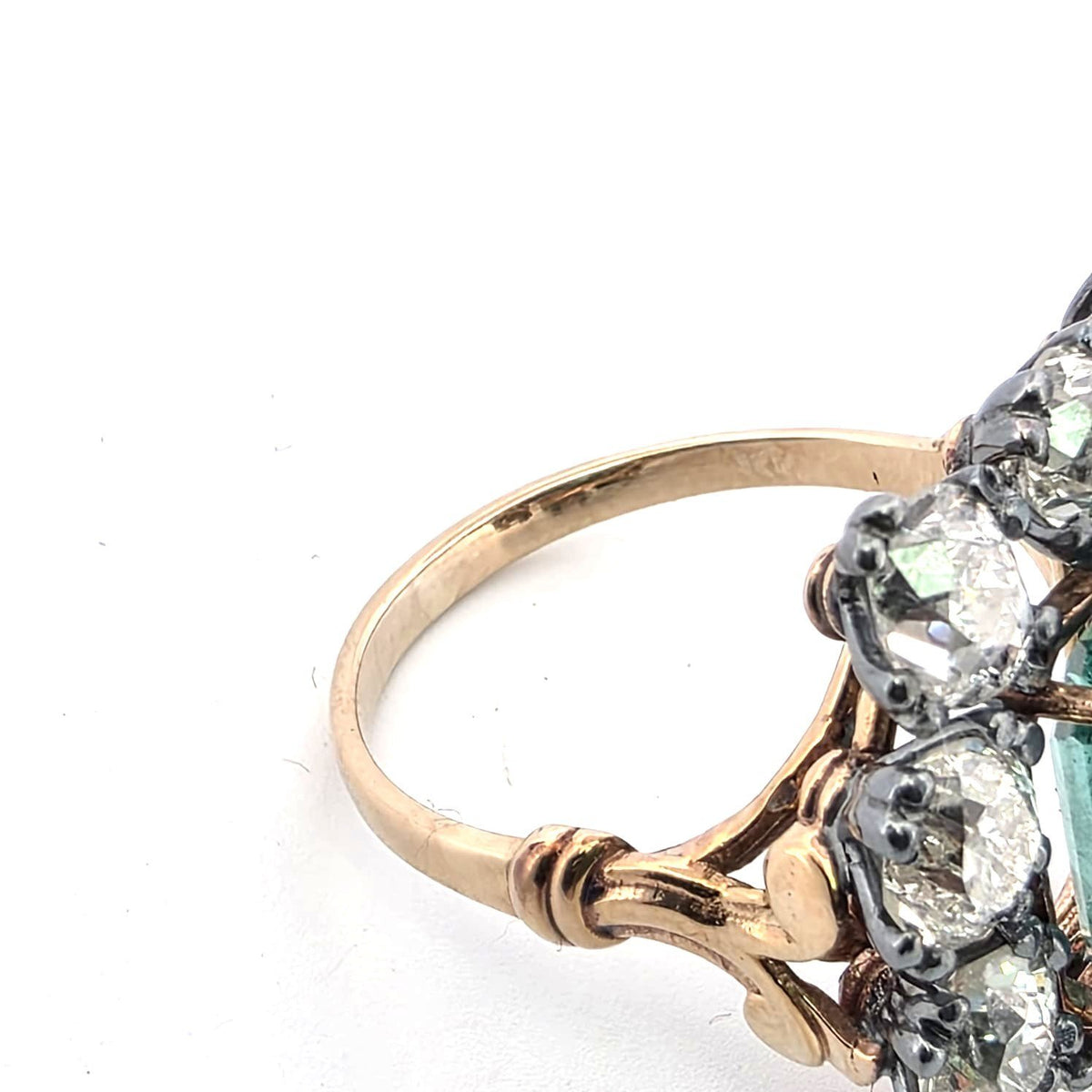 Bague Entourage en or jaune, émeraude et diamants