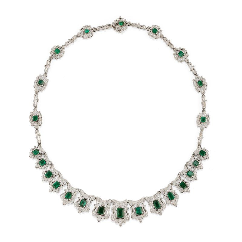 Collier Plastron en platine, émeraudes et diamants