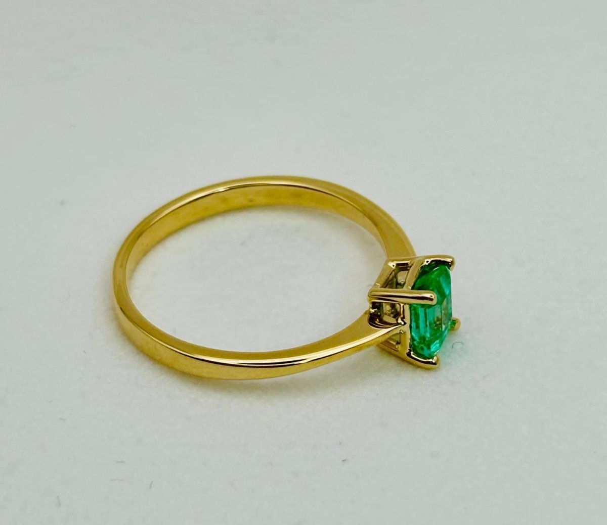 ANIILLO SOLITARIO DE ORO AMARILLO CON ESMERALDA CORTE ESMERALDA - Castafiore