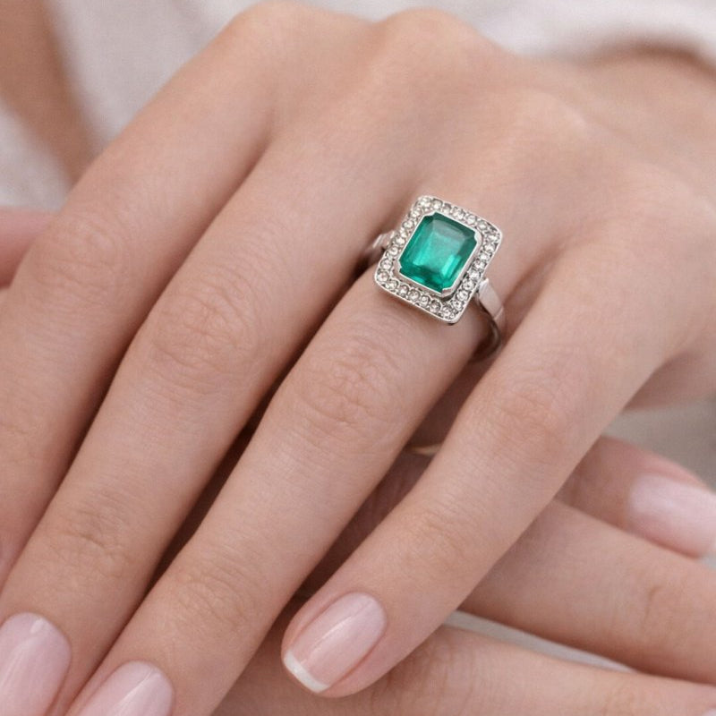 ANILLO ART DÉCO EN ORO BLANCO CON DIAMANTES Y ESMERALDA. - Castafiore