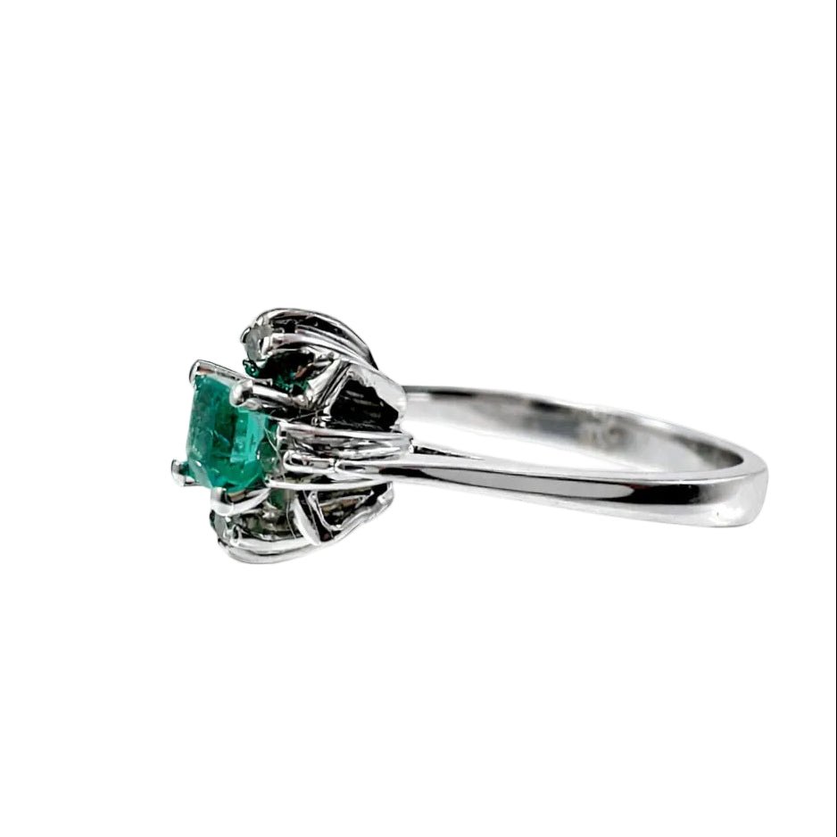ANILLO DE ORO BLANCO CON ESMERALDA CENTRAL TALLA RECTANGULAR Y DIAMANTES - Castafiore