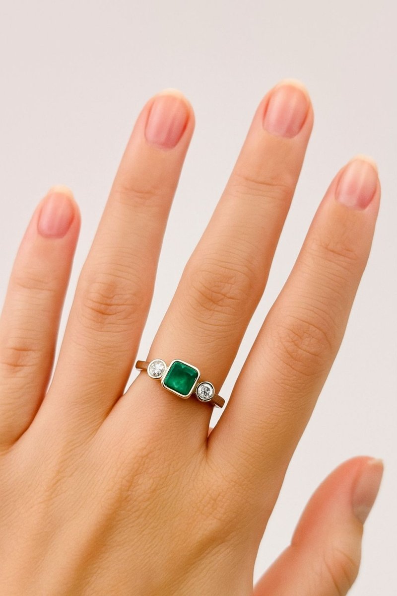 ANILLO EN ORO CON UNA ESMERALDA Y DIAMANTES - Castafiore