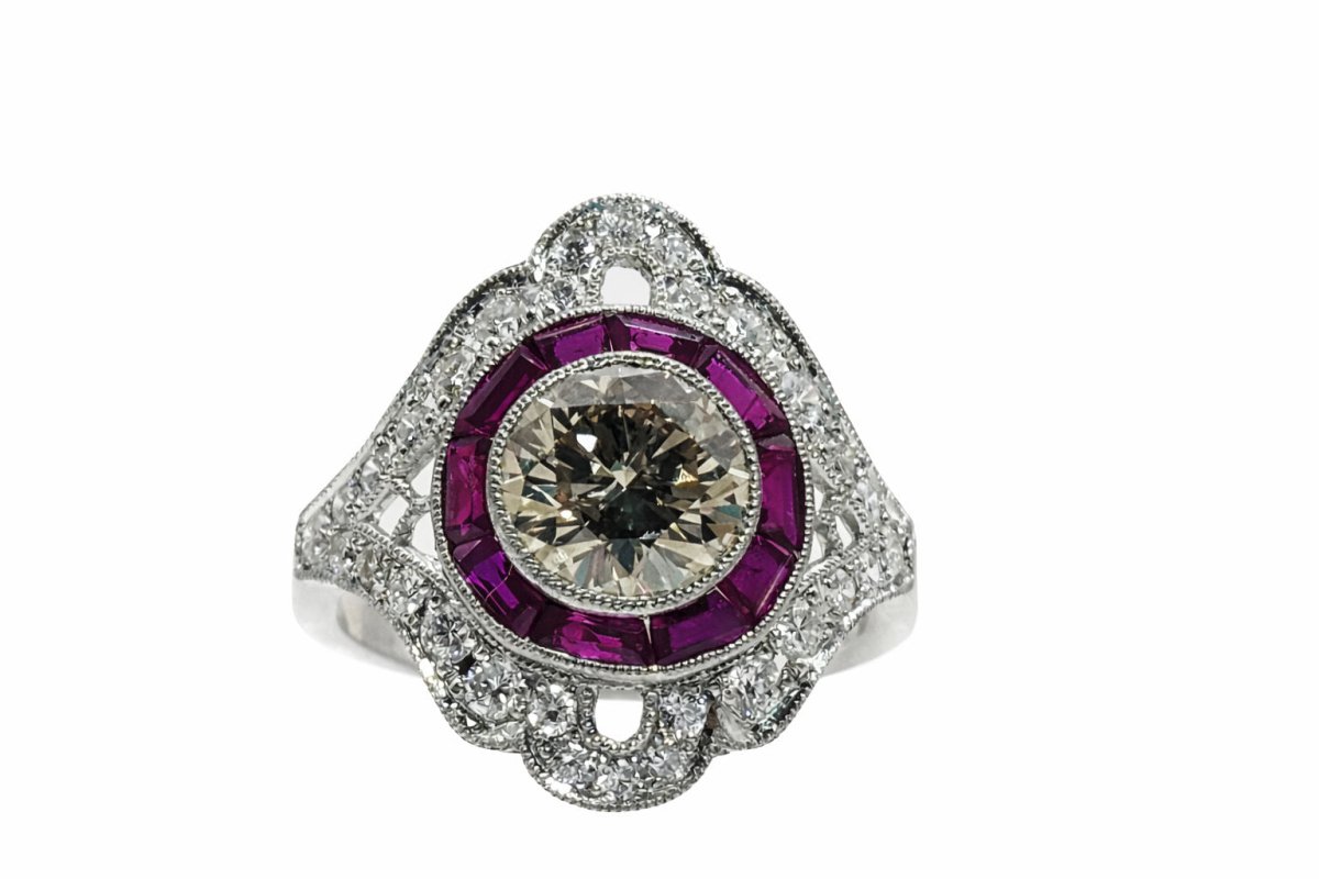 ANILLO EN PLATINO CON DIAMANTES Y RUBIES, ESTILO ART DÉCO - Castafiore