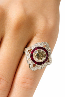 ANILLO EN PLATINO CON DIAMANTES Y RUBIES, ESTILO ART DÉCO - Castafiore