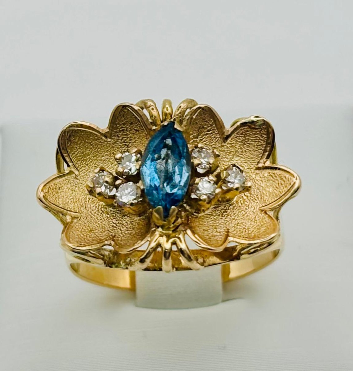 ANILLO VINTAGE EN ORO AMARILLO CON AGUAMARINA MARQUISE Y DIAMANTES - Castafiore