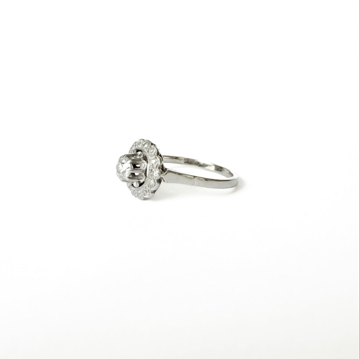 Bague Marguerite en or blanc, platine et diamants